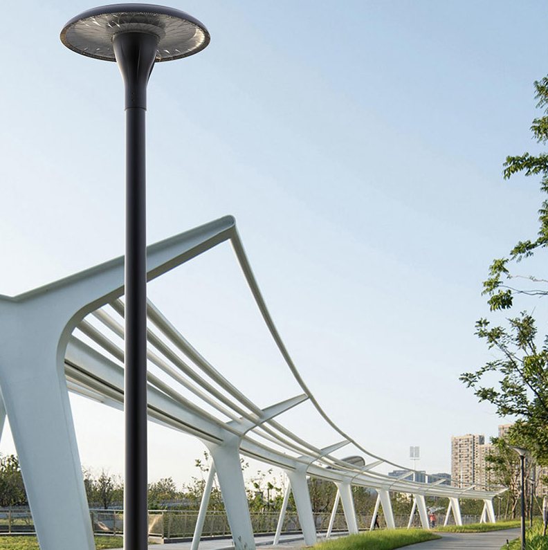 Quel est l’espacement typique d’installation en mètres pour les poteaux d’éclairage solaire ?